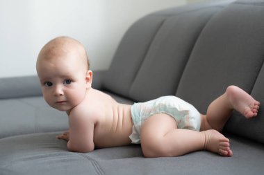 Bebeğim evdeki kanepede