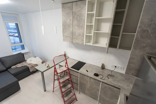 新安装家具的风格新颖的厨房内部 — 图库照片