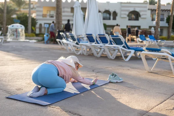 Fit atleet vrouw maken stretching oefeningen open lucht tropische tuin villa zwembad, Vroeg in de ochtend Hotel resort vakantie, Gezondheidszorg, welzijn — Stockfoto