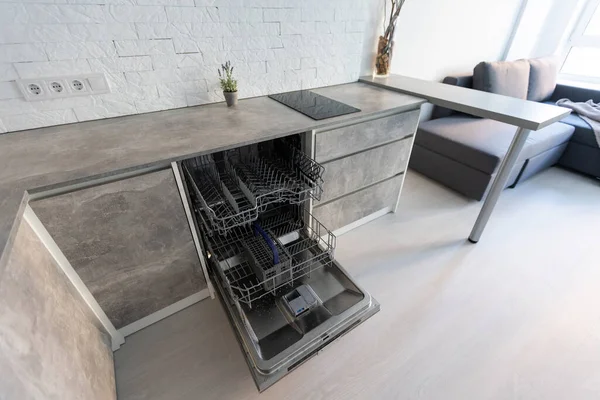 Memasang mesin cuci piring baru di dapur dengan lemari dapur domestik modern — Stok Foto