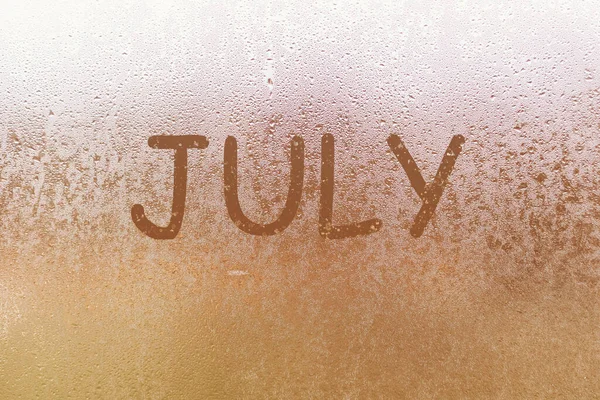 Ploaie de toamnă, inscripția de pe sticla transpirată - iulie — Fotografie, imagine de stoc