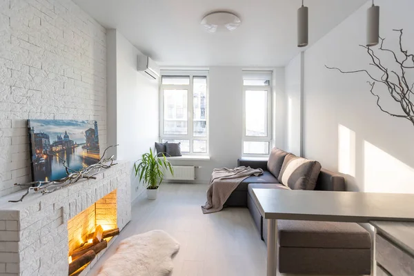 Moderno minimalista cinza escuro loft estilo estúdio design de interiores. cozinha, área de estar, local de trabalho — Fotografia de Stock