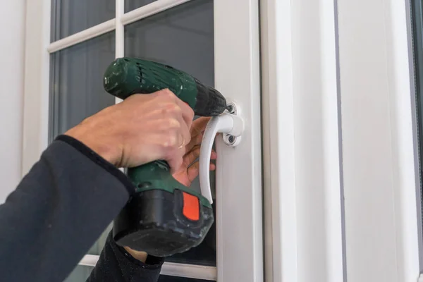 Instalar una ventana en el apartamento. Construcción de polivinilo de esquina casi montada por trabajador —  Fotos de Stock