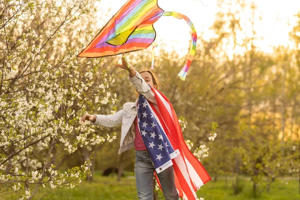 Liten flicka med drake och usa flagga — Stockfoto