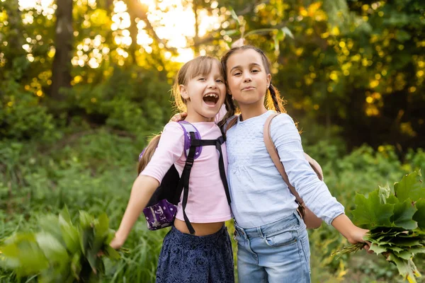 화창한 가을 날 공원에서 함께 포즈를 취하는 귀여운 8 세 소녀 두 명. 우정 개념. — 스톡 사진