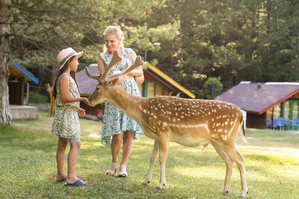 Geyikli mutlu küçük kız. aile hafta sonu