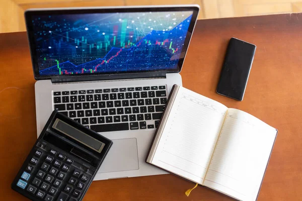 Hoja de cálculo del informe contable. Las mujeres de negocios que utilizan la computadora preparan informe de negocios para evaluación —  Fotos de Stock