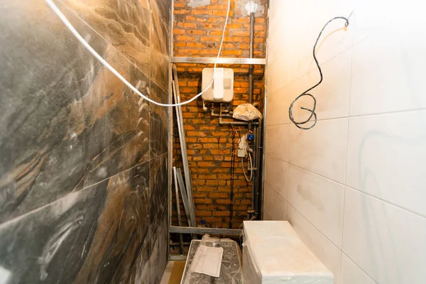 Renovación del cuarto de baño - la eliminación de azulejos en el baño apartamento —  Fotos de Stock