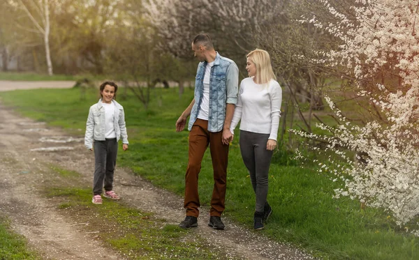 Feliz jovem família passar tempo ao ar livre — Fotografia de Stock