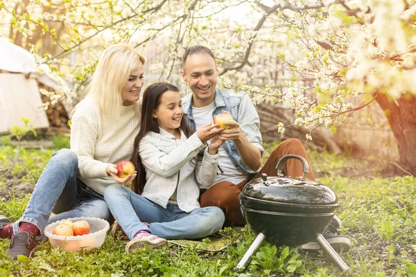 Família feliz ter churrasco com churrasqueira moderna ao ar livre — Fotografia de Stock