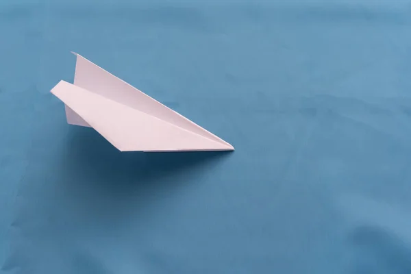 Papírové letadlo na modrém pozadí — Stock fotografie