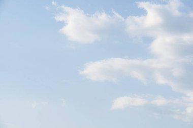 Bulutlu mavi gökyüzü