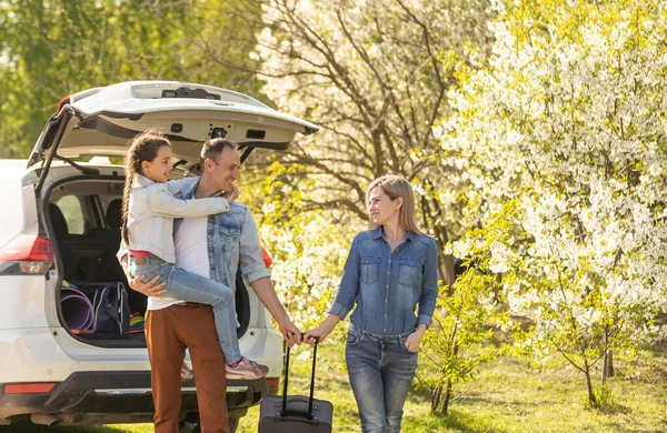 mutlu aile onların arabaya binmek için hazır.