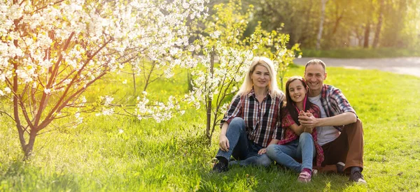 Heureux jeune famille avec fille jouer ensemble sur la ferme de fleurs — Photo