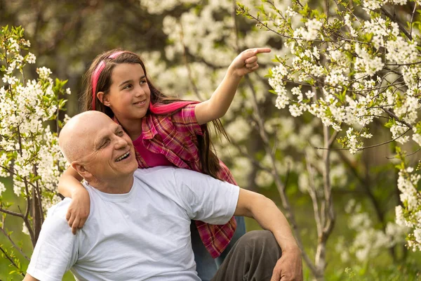 Büyükbaba ve torun çiçek çiftliğinde