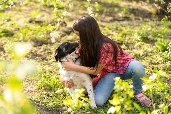 Küçük tatlı kız omzuna sarılıyor ve dinleniyor..