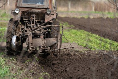 Tarlayı sabanla süren traktör ekime hazırlanıyor..