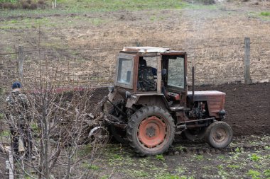 Eski traktör dağlık bölgelerde sürme. Tarım.