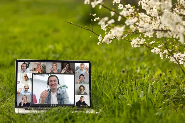 花园子里笔记本电脑上的在线群组视频会议 — 图库照片