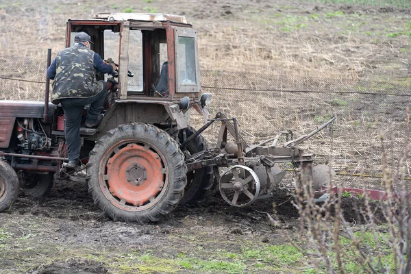 Old Belarus tractor on a ground — Zdjęcie stockowe