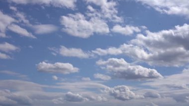 bulutlu mavi gökyüzü arkaplanı.