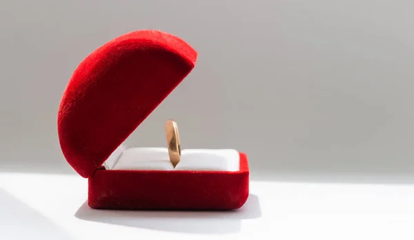 Anel de casamento em uma caixa vermelha — Fotografia de Stock