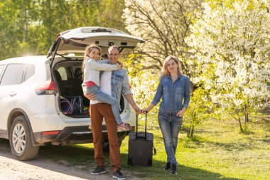 Çantalı Asyalı Müslüman aile gitmeye hazır. Aile seyahati kavramı