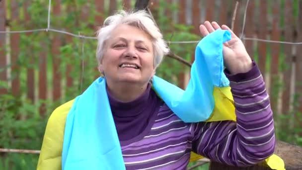 Elderly woman with the flag of ukraine — Stock Video