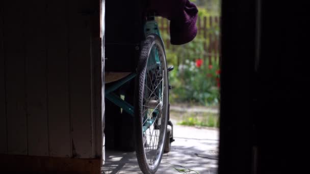 Старая инвалидная коляска и поврежденный автомобиль, инвалид, плохое здоровье и тяжелобольные и умершие. — стоковое видео