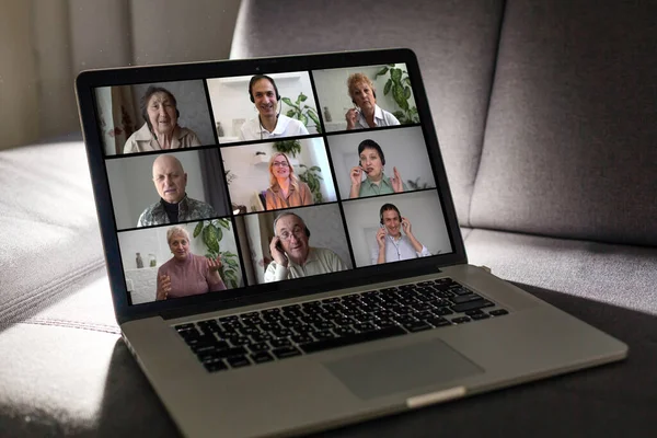 Trabajando desde casa, Videoconferencia de grupo en línea en el ordenador portátil — Foto de Stock