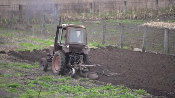 Un viejo tractor montando en las tierras altas. Agricultura . — Vídeos de Stock