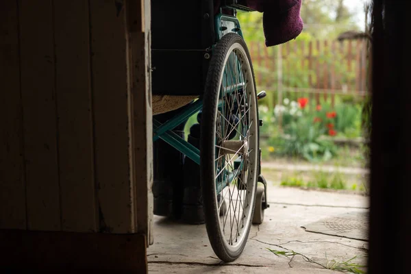 Cadeira de rodas em um prédio abandonado — Fotografia de Stock