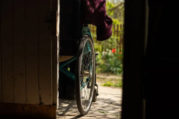 Old wheelchair near the house — Zdjęcie stockowe