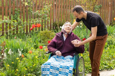 Engelli bir kadın ve sevgili oğlu.