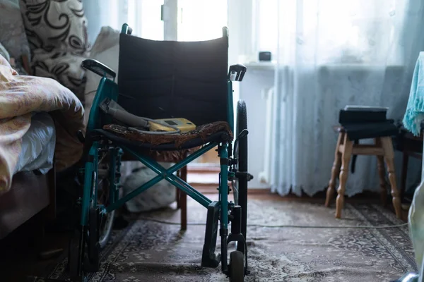 아주 오래 된 집에서의 휠체어 — 스톡 사진