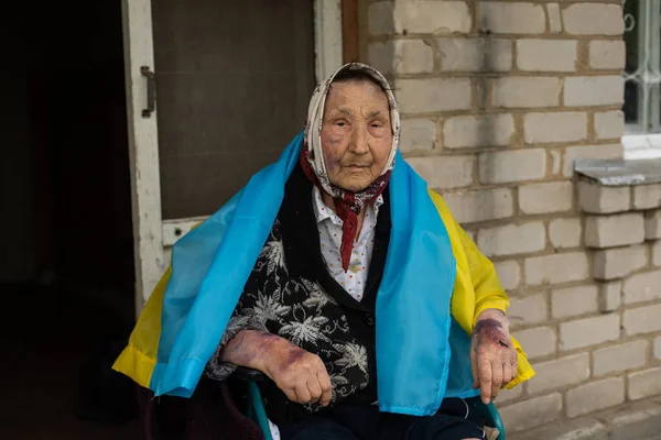Mulher idosa com a bandeira de ucraniano — Fotografia de Stock