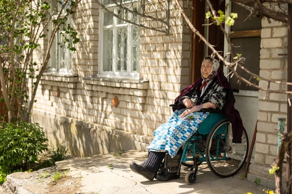 Mulher sênior muito velho em cadeira de rodas — Fotografia de Stock