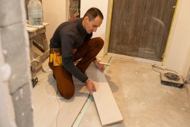 Tamirci evde döşeme kaplaması döşemiş..