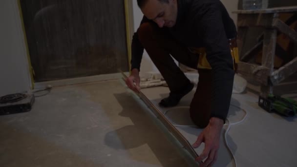 Longitudinellt lås. Sekvensen av tekniska metoder för läggning och installation av flytande golv - laminat — Stockvideo