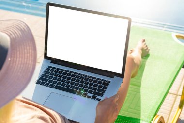 Kadın video dersi izliyor, uzaktan e-öğreniyor internet öğretmeniyle webcam üzerinden ders çalışıyor. Uzaktan eğitim, ev kavramından çalışma. Omuz üstü bilgisayarı kapat ve ekran görüntüsünü uydur.