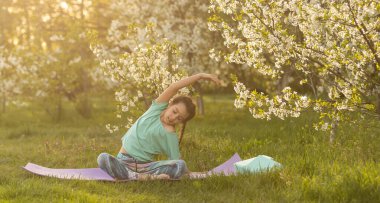 Çocuk jimnastik yapıyor. Spor, öğrenme, spor, esneme