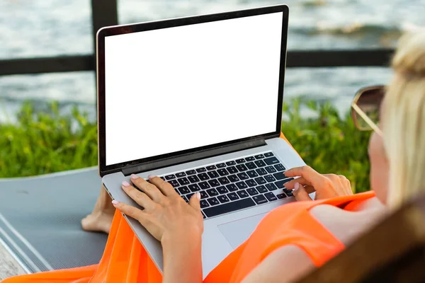 Jonge vrouwen werken op haar laptop met lege kopieerruimte scherm voor uw reclame sms, Achteraanzicht van het bedrijfsleven vrouwen handen bezig met behulp van laptop. — Stockfoto