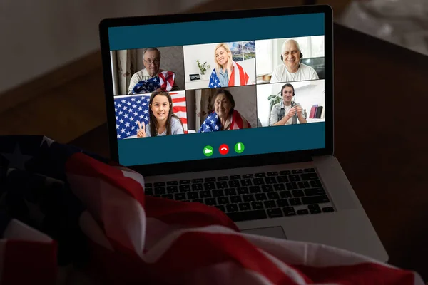 Portátil con chat de vídeo, bandera de los EE.UU. — Foto de Stock