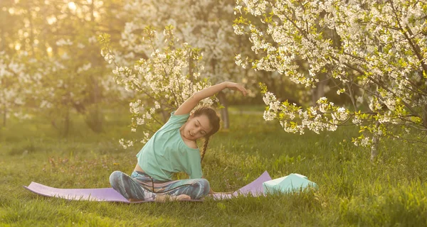 Çocuk jimnastik yapıyor. Spor, öğrenme, spor, esneme