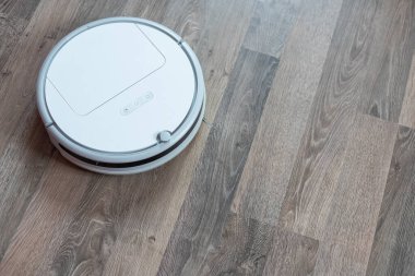 Ahşap kaplamalı elektrikli süpürge akıllı temizlik teknolojisi..