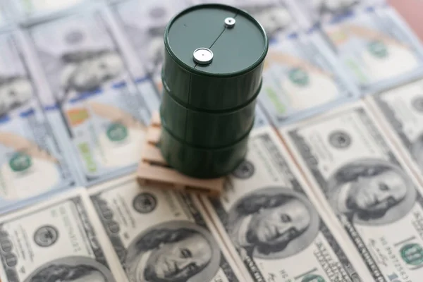 Um barril e notas de dólar em um fundo branco . — Fotografia de Stock