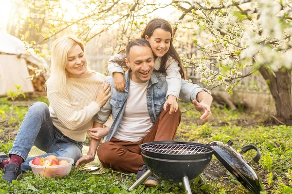 Menina feliz, pai e mãe preparar churrasco no quintal — Fotografia de Stock