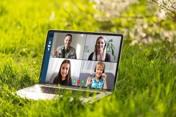 Video Conference Webinar Online Call Meeting Laptopon egy virágoskertben — Stock Fotó