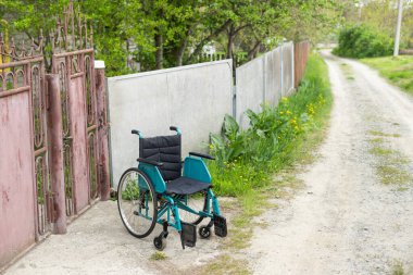 Terk edilmiş bir binada tekerlekli sandalye