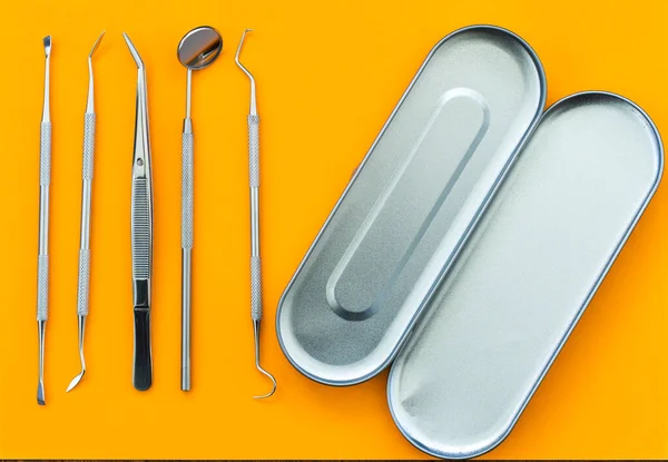 Montón de herramientas para dentistas listas para ser usadas de cerca —  Fotos de Stock